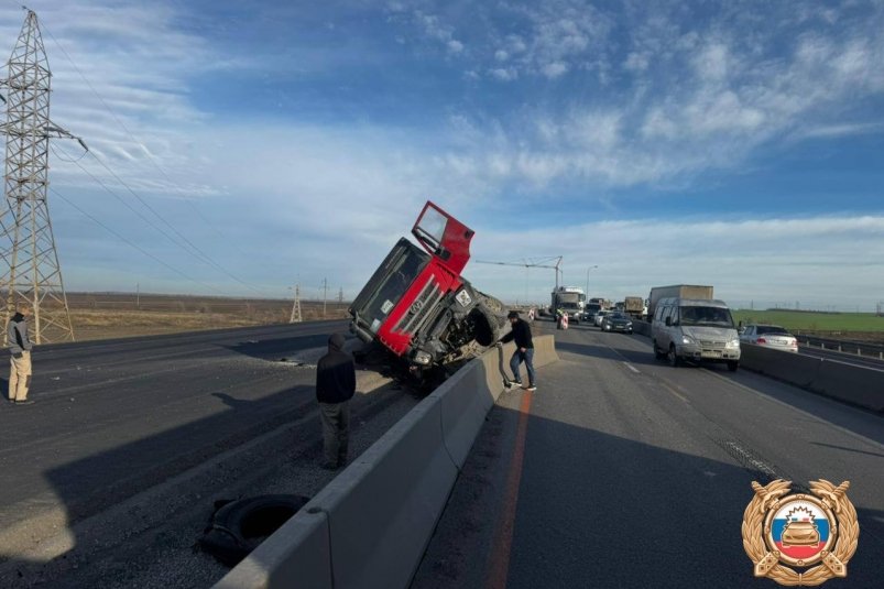Грузовой самосвал перевернулся на трассе М-4 "Дон" пресс-служба Госавтоинспекции Ростовской области