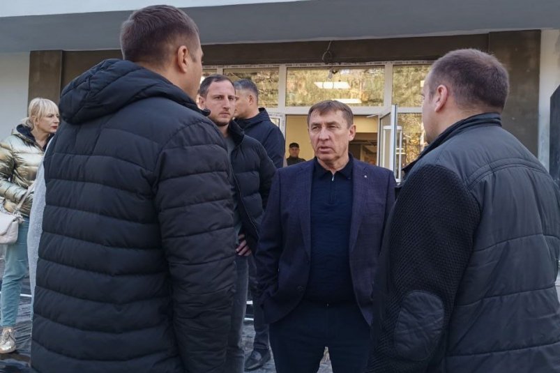 Ю. Гоцанюк (второй справа) проверяет строительство Соцсети председателя совмина РК Юрия Гоцанюка