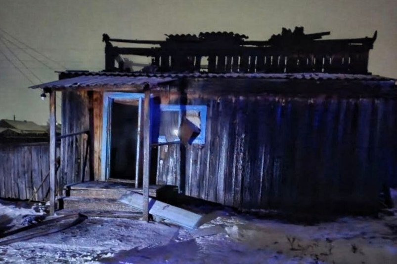 В Кижинге ночью сгорел жилой дом МЧС по Бурятии