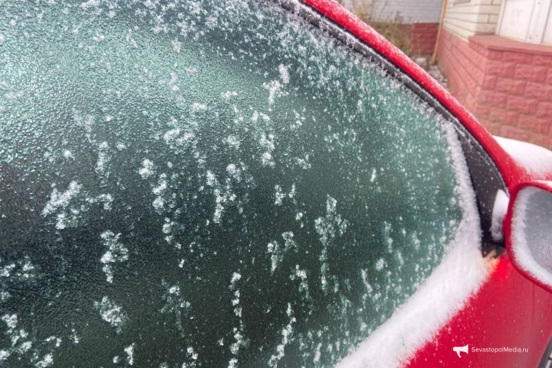 Раствор уксуса и 60 секунд - наледь тает даже в сильный мороз, а лобовое стекло сияет чистотой ИА SevastopolMedia