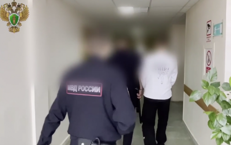 Подростка ведут на суд Кадр из видео