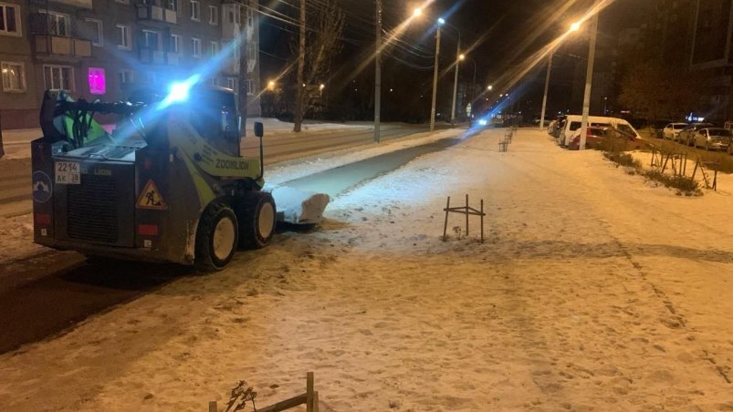 Очистка дорог и тротуаров от снега и наледи продолжается в Иркутске Пресс-служба администрации Иркутска