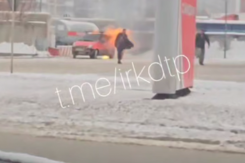 Автомобиль загорелся около заправки в Иркутске тг-канал (18+) "ДТП 38RUS"