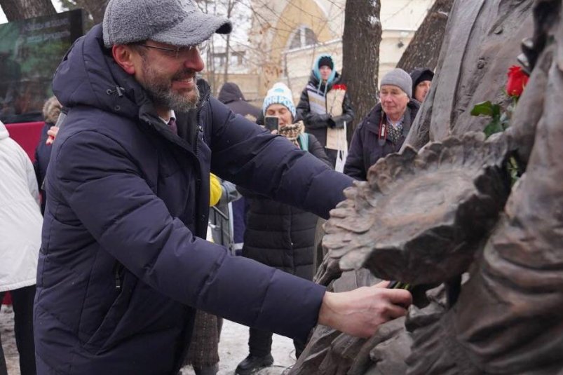 Скульптуру народным артистам РФ Виталию Венгеру и Наталии Королёвой установили в Иркутске Мария Иванова