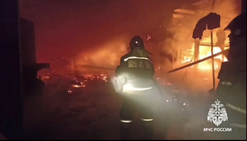 Два цеха по производству диванов горят с Усолье-Сибирском Пресс-служба ГУ МЧС России по Иркутской области