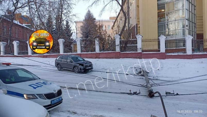 Внедорожник снёс фонарный столб на улице Аэрофлотская в Иркутске Телеграм-канал (18+) "ДТП38"