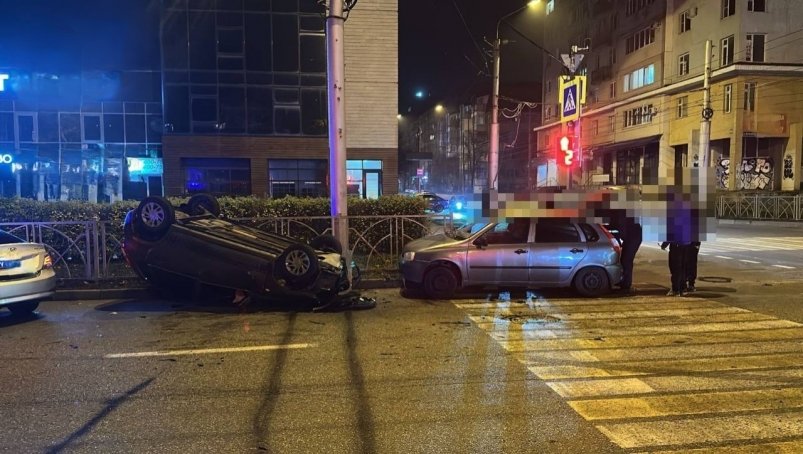 Машина перевернулась из-за проезда на красный свет светофора в Ставрополе пресс-служба Госавтоинспекции Ставрополья