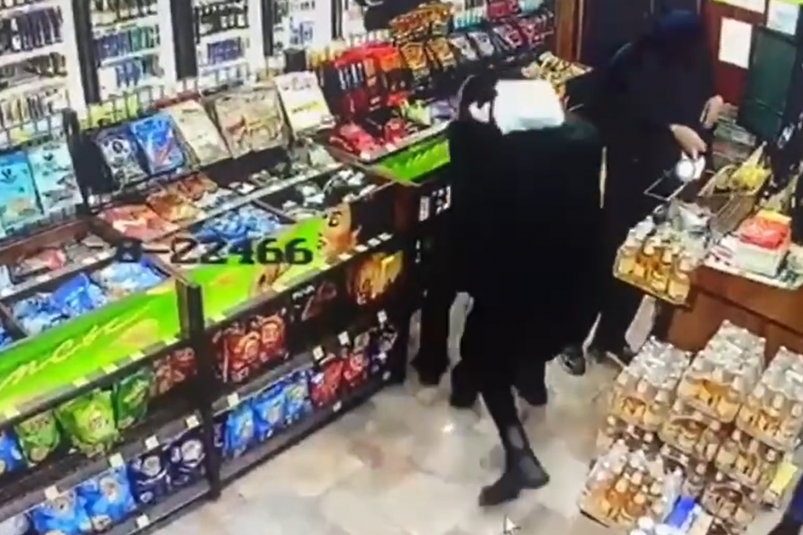 Женщина накинулась в магазине на продавца в Иркутске Пресс-служба ГУ МВД России по региону