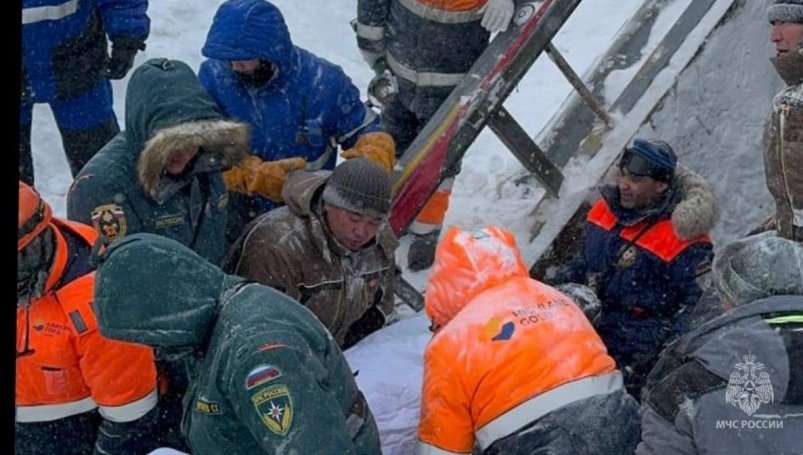 Эвакуация выжившего на Агинском месторождении пресс-служба МЧС России по Камчатскому краю
