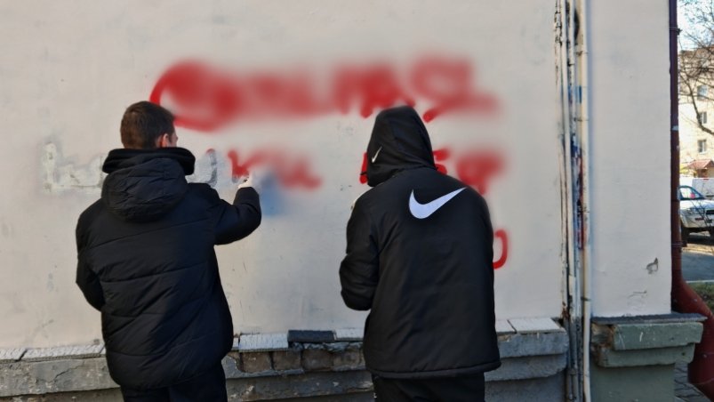 Студенты помогли силовикам очистить фасады от надписей пресс-служба отдела МВД России по г.Уссурийску