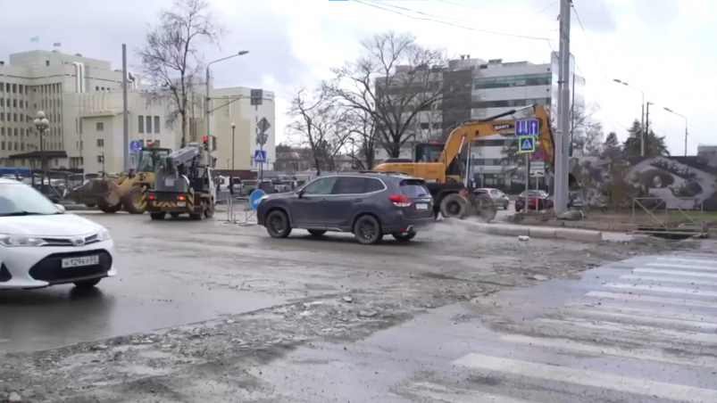 Траншея на дороге по улице Хабаровской пресс-служба администрации Южно-Сахалинска