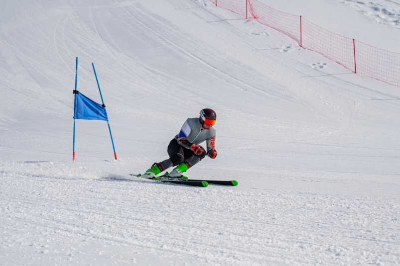 Горнолыжники из Московской и Ленинградской областей тренируются в Магадане Источник