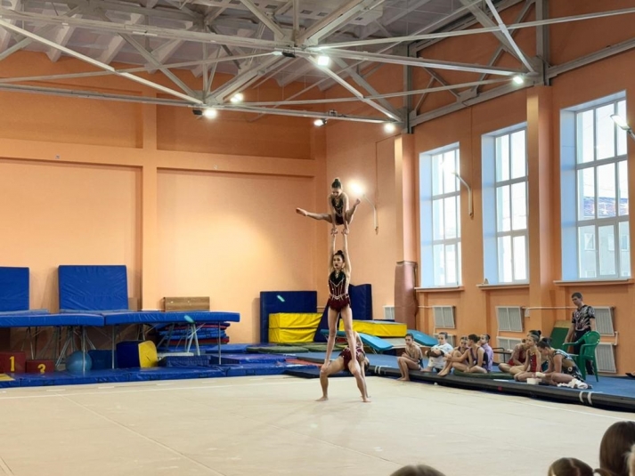 В Магадане прошли чемпионат и первенство города по спортивной акробатике Источник