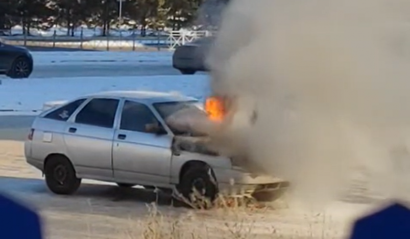 Легковой автомобиль загорелся в 33-м микрорайоне Ангарска Тг-канал (18+) "📍АНГАРСК angarsk_official38 НЕСКУЧНЫЕ НОВОСТИ🔍"