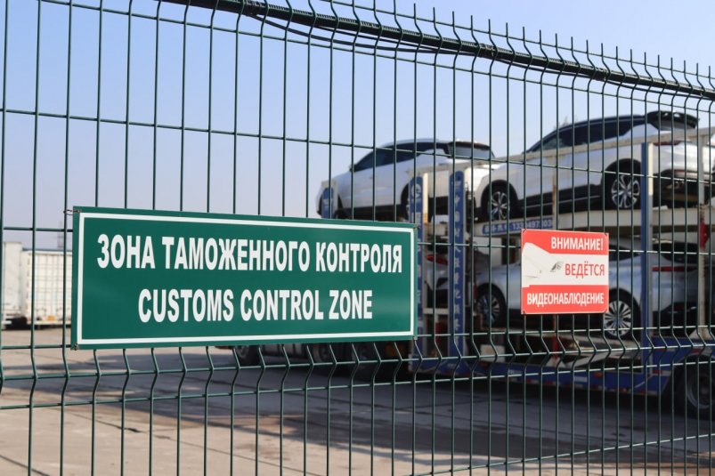 Тысячи автовозов с импортными машинами скопились на въезде в Россию Александр Шепырев, ИА UssurMedia