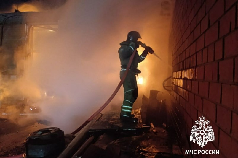 Гаражный бокс вспыхнул на улице Байкальской в Иркутске пресс-служба ГУ МЧС России по Иркутской области