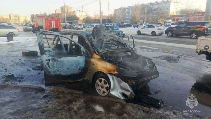 Огонь уничтожил легковушку в районе областной больницы ГУ МЧС России по Амурской области