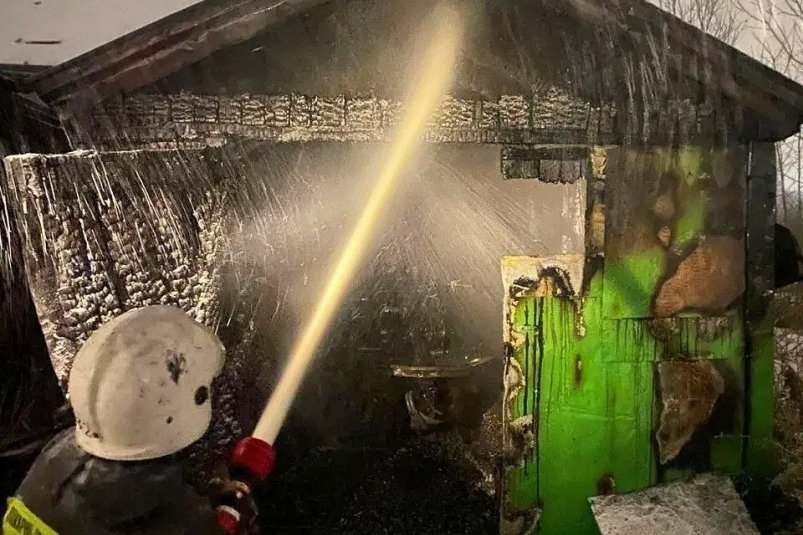 Огнеборцы потушили крупное возгорание гаража в Поронайске пресс-служба Агентства ГО, ЧС и ПБ Сахалинской области