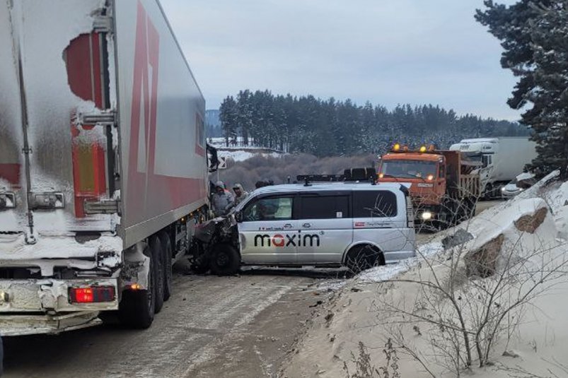 В Бурятии минивэн на встречке врезался в фуру ГИБДД по Бурятии
