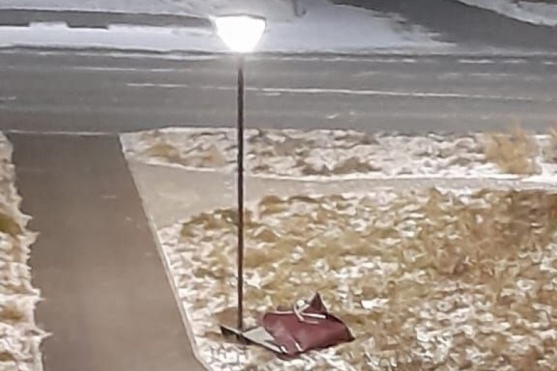 Недавно обновленные водостоки на крыше дома в Холмске не выдержали первый циклон ИА SakhalinMedia