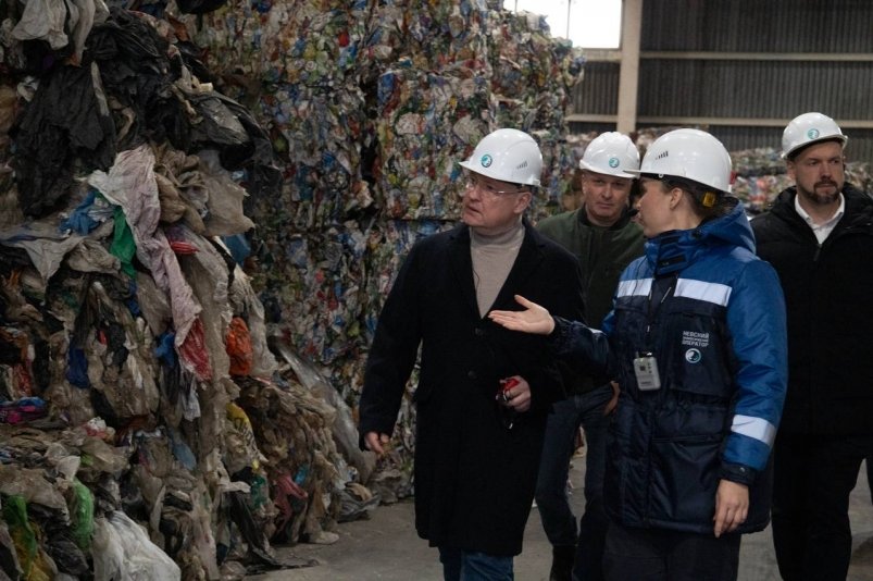 М. Развожаев (слева) на предприятии по переработке ТКО Соцсети губернатора Севастополя Михаила Развожаева