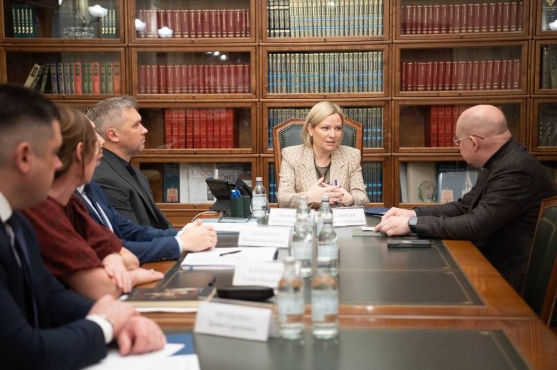 Министр культуры РФ О. Любимова (в центре) и глава Севастополя М. Развожаев (справа) Соцсети губернатора Севастополя Михаила Развожаева