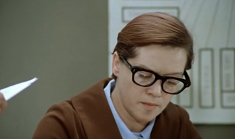 Кто тысячу раз смотрел "Служебный роман", за 1 минуту ответит на 5/5 вопросов по фильму Кадр из фильма "Служебный роман" (12+)