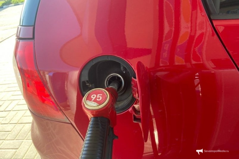 Вот как можно обмануть заправочный пистолет на АЗС: зальет полный бак бензина ИА SevastopolMedia