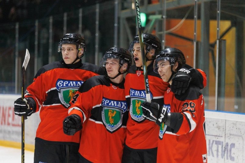 Хоккеисты Тг-канал (18+) хоккейного клуба "Ермак"