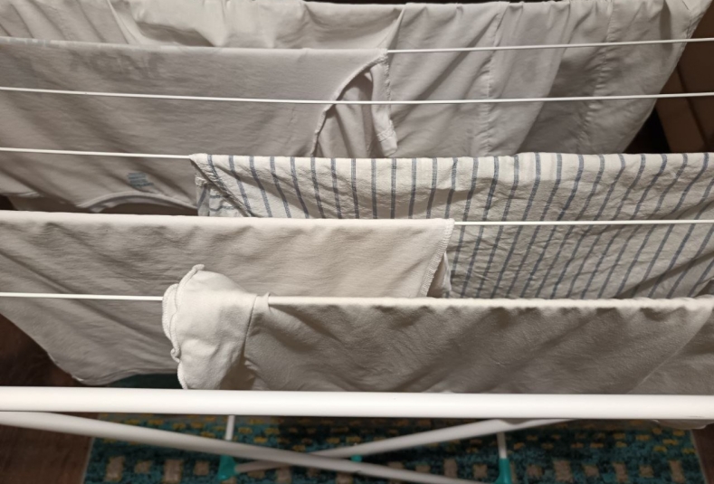 Без сушилки и батареи: вещи после стирки высохнут за считаные минуты — метод "буррито" от британских хозяек Фото автора