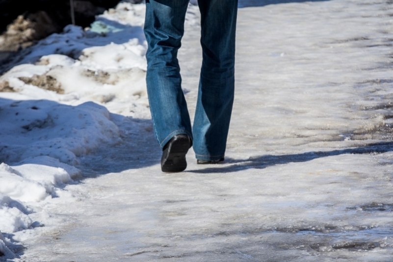 Перед выходом из дома следует подготовить обувь, чтобы повысить устойчивость при ходьбе в гололед Балашов Антон, PrimaMedia