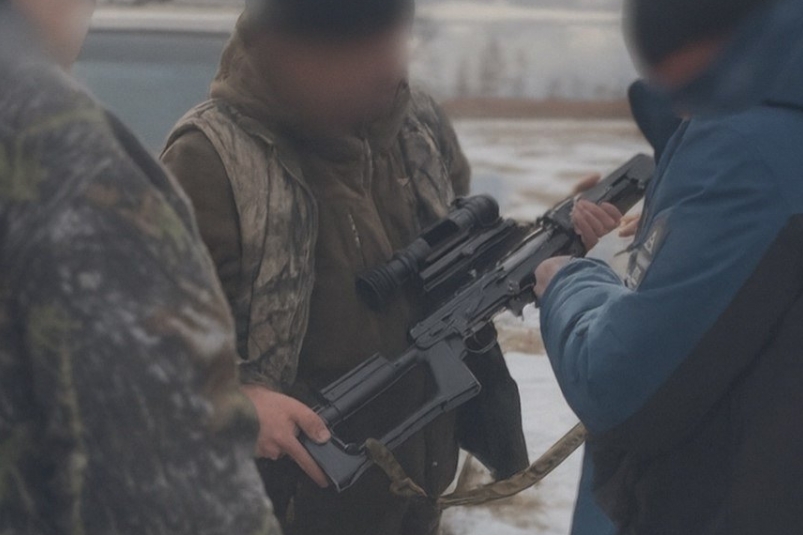 Мужчина с оружием Минприроды Забайкалья