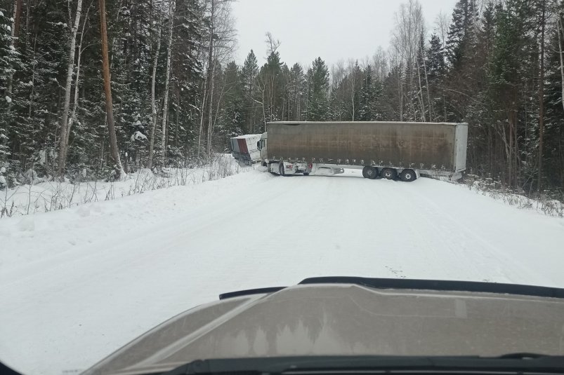 Фуры встали в пробке на перевале Даван на дороге Усть-Кут - Уоян Дорожная служба Иркутской области