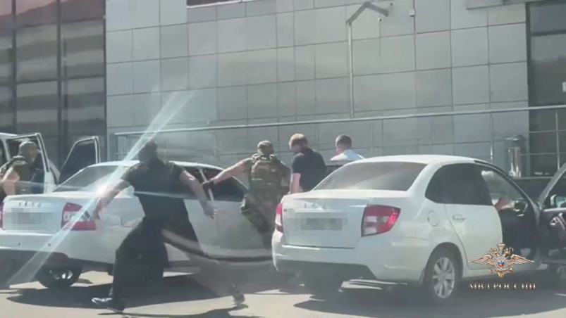 Лидера и участников вооруженной банды вымогателей задержали в Ставрополе МВД России