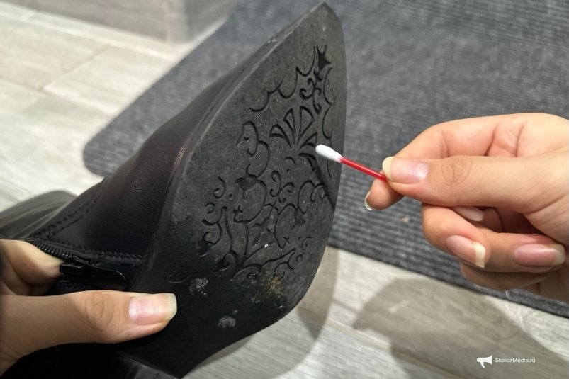 Провожу ваткой по подошве - и перестаю скользить даже на ледяной лестнице: хватит на всю зиму ИА StolicaMedia