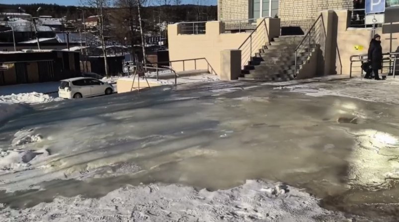 "Каток" образовался в районе ул. Красная Пресня, 1 скриншот видео - телеграм-канал "Депутат Гуриценко" (18+)