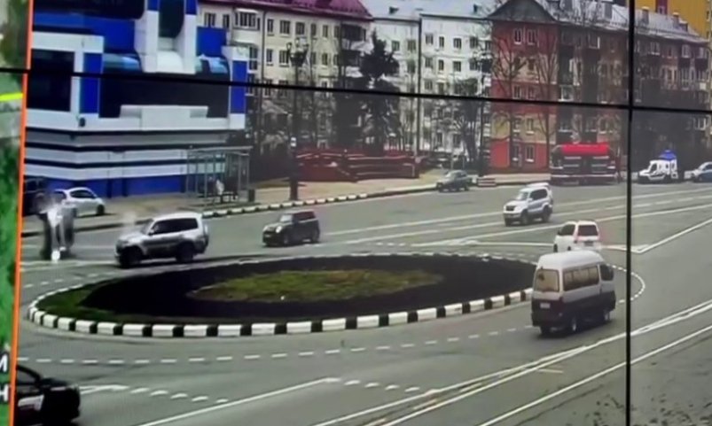 Машина перевернулась при столкновении на "кольце" в Южно-Сахалинске telegram-канал "Дорожный Южный"