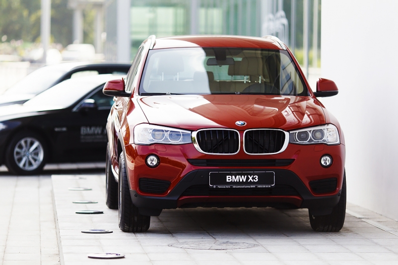 В автосалоне Александр Хитров, РИА PrimaMedia