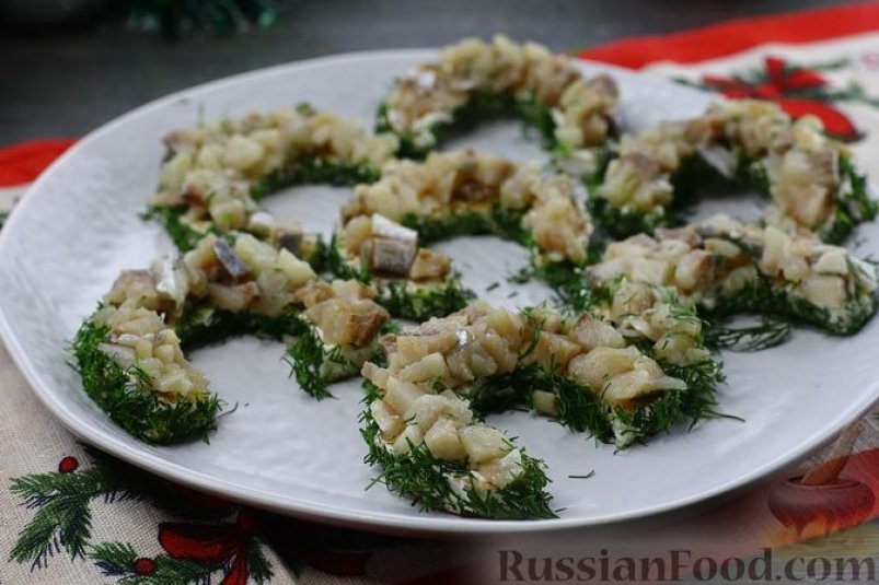 Эффектные и простые канапе "Подкова". Прекрасное сочетание сельди и творожного сыра - в Новый год сметут со стола russianfood.com