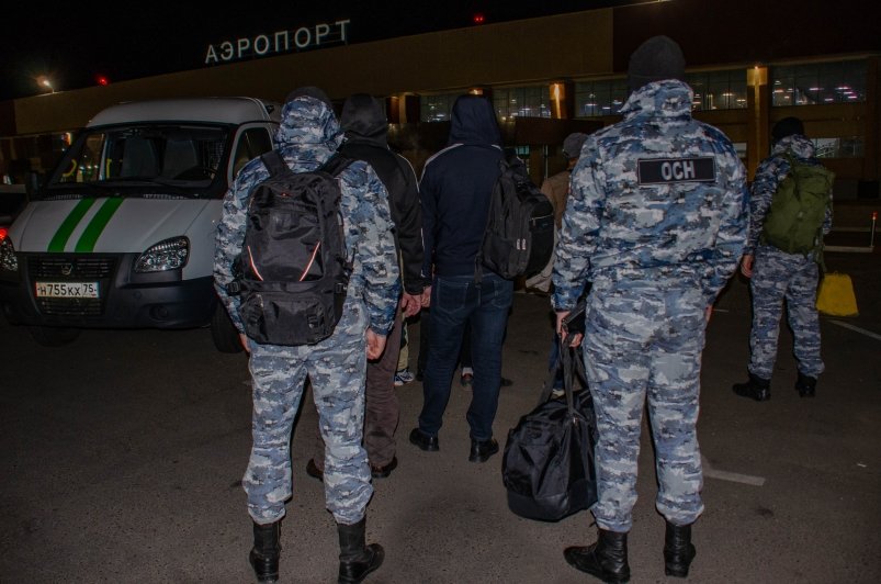 Сотрудники в аэропорту пресс-службы УФССП России по Забайкалью