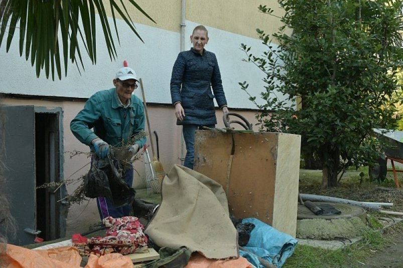 Сочинцы помогают расчищать подвалы для обустройства убежищ Пресс-служба администрации Сочи