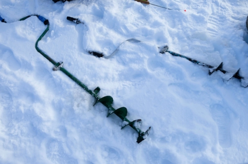 Где сверлить лунки на зимней рыбалке, чтобы поймать рыбу по 8 кг - трюк ИА SakhalinMedia