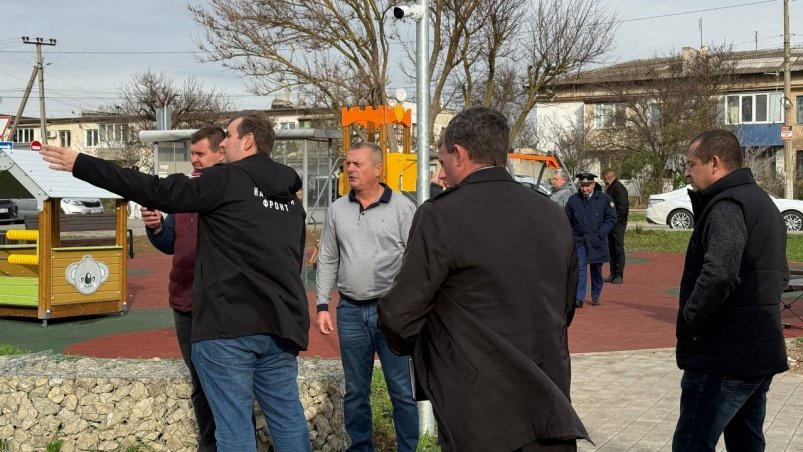 Общественники побывали в новом сквере Народный Фронт Крыма