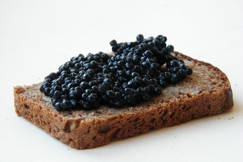 В России часто встречается черная икра, добытая в искусственных водоемах commons.wikimedia.org