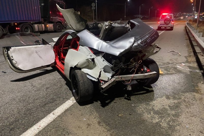 Спорткар влетел в грузовик в пригороде Владивостока Пресс-служба УМВД России по Приморскому краю