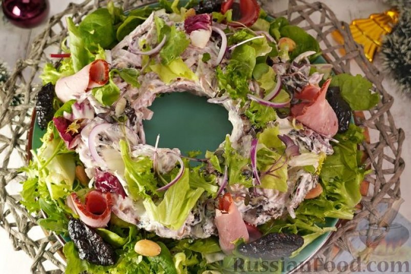 Салат "Рождественский венок" с ветчиной, черносливом и миндалём russianfood.com