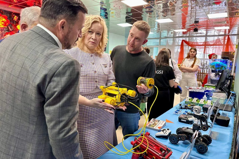 Форум "Учителями славится село" в Невельске пресс-служба правительства Сахалинской области