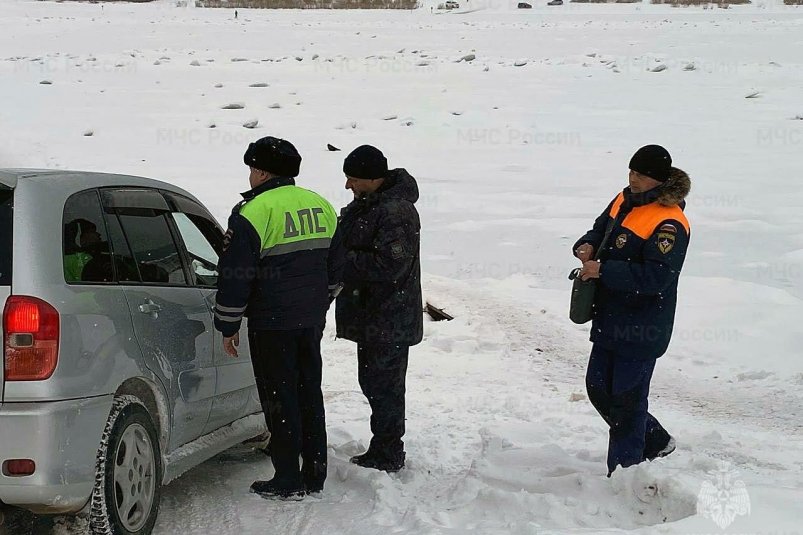 Пятеро водителей из Киренска оштрафованы за выезд на тонкий лед реки Лены Пресс-служба ГУ МЧС России по Иркутской области