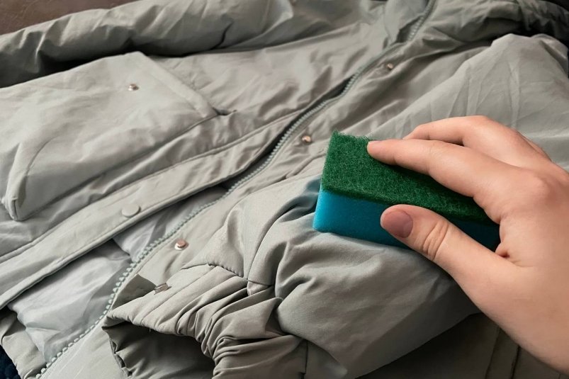 Постирала зимний пуховик — и наполнитель свалялся: выручил забавный способ с вешалкой ИА SevastopolMedia.ru