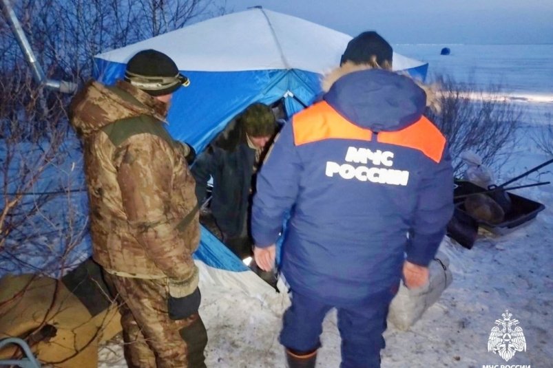 В Бурятии спасатели эвакуировали пострадавшего рыбака с озера МЧС по Бурятии